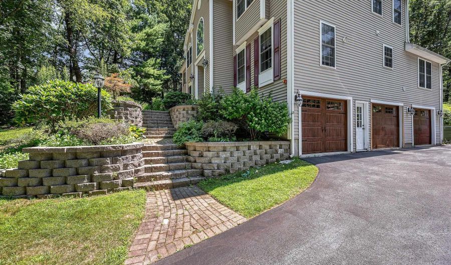 7 Oak Ridge Dr, Atkinson, NH 03811 - 4 Beds, 3 Bath