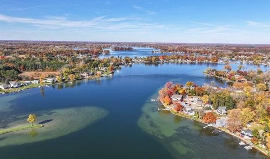 2076 S Long Lake Rd, Fenton, MI 48430 - 4 Beds, 3 Bath