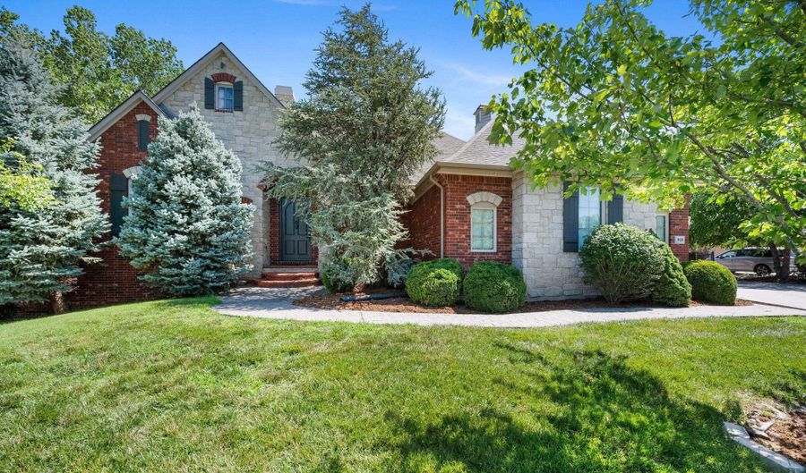 918 E Lakecrest Dr, Andover, KS 67002 - 5 Beds, 4 Bath