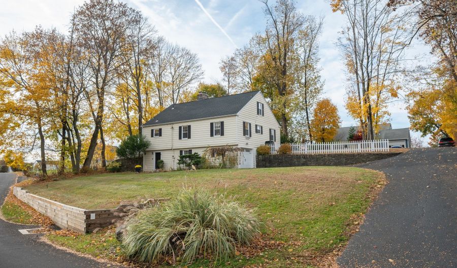 8 Lakeview Rd, Brookfield, CT 06804 - 4 Beds, 3 Bath