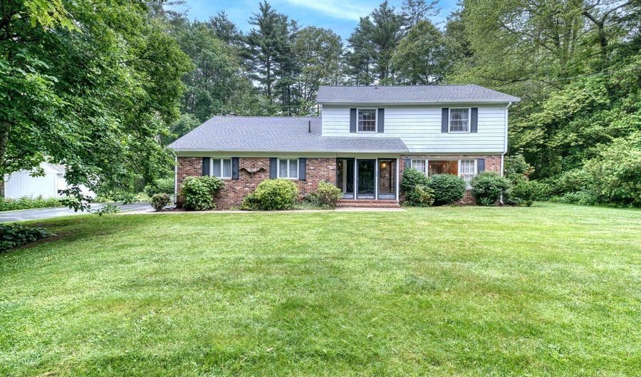 126 Grand View Ter, Brooklyn, CT 06234 - 4 Beds, 4 Bath