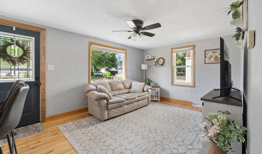 1352 W COMMERCIAL St, Appleton, WI 54914 - 3 Beds, 1 Bath