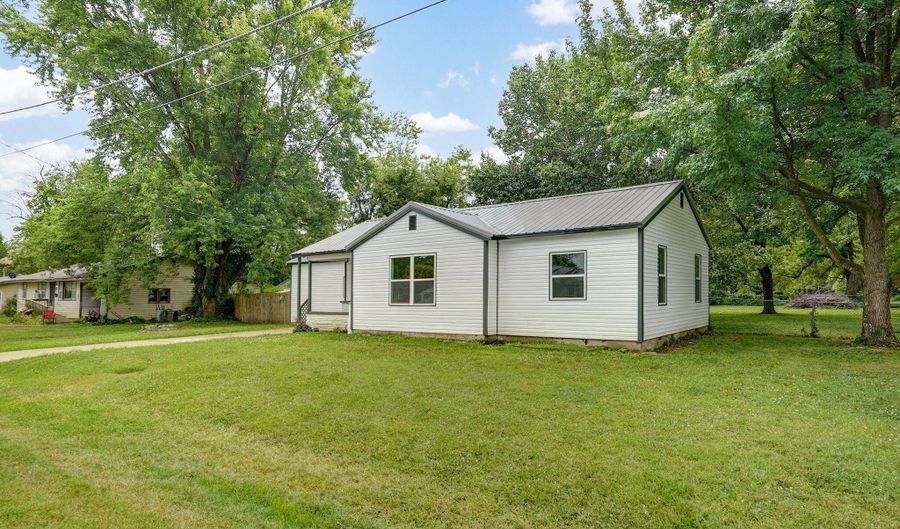 12 E Hawthorne St, Aurora, MO 65605 - 3 Beds, 2 Bath