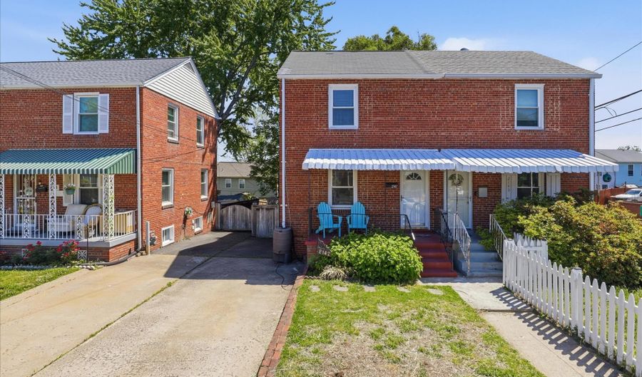 2147 S OAKLAND St, Arlington, VA 22204 - 3 Beds, 2 Bath