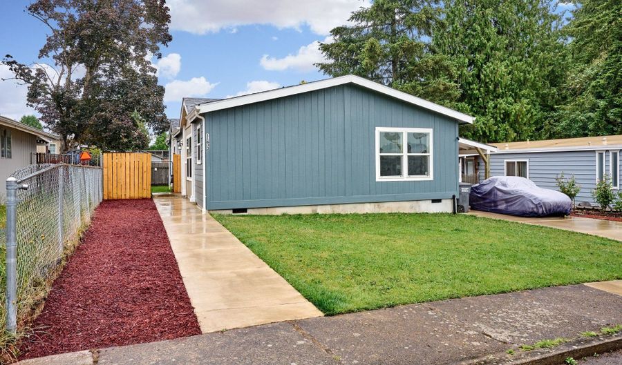 11633 WARBLER Ln, Aurora, OR 97002 - 3 Beds, 2 Bath