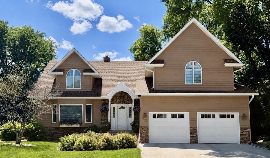 1519 Somerset Dr, Aberdeen, SD 57401 - 4 Beds, 5 Bath