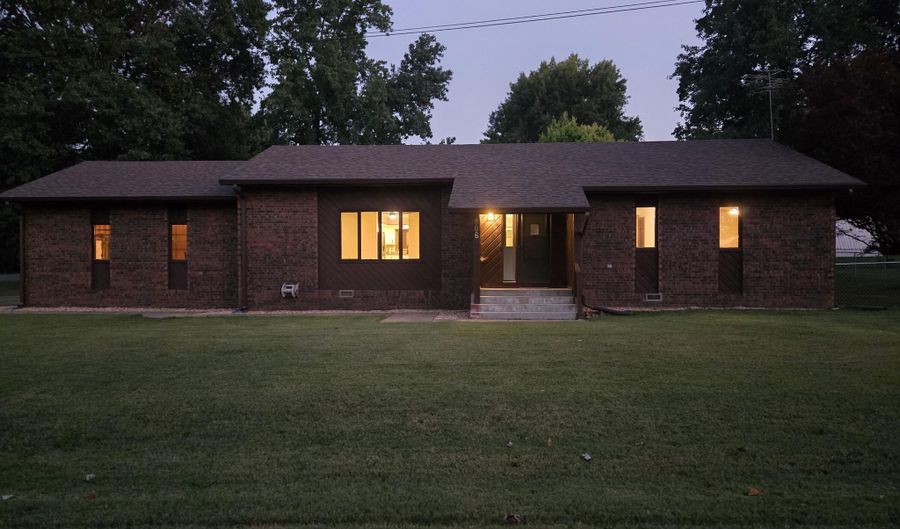 806 E Springfield St, Aurora, MO 65605 - 3 Beds, 2 Bath