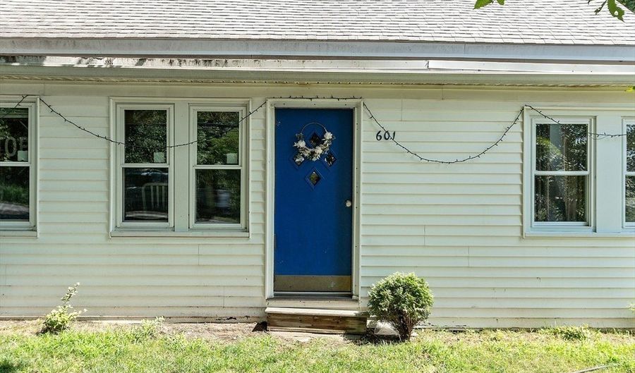 601 Main St, Bolton, MA 01740 - 5 Beds, 2 Bath