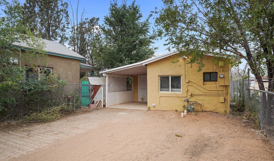 1011 A EDITH Blvd NE, Albuquerque, NM 87102 - 2 Beds, 1 Bath