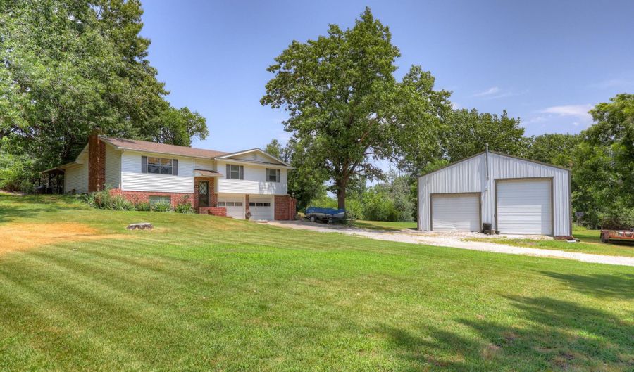 880 Oak Crst, Baxter Springs, KS 66713 - 3 Beds, 2 Bath