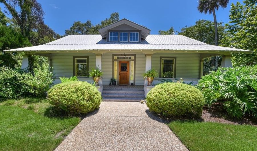 160 Ave C, Apalachicola, FL 32320 - 2 Beds, 2 Bath