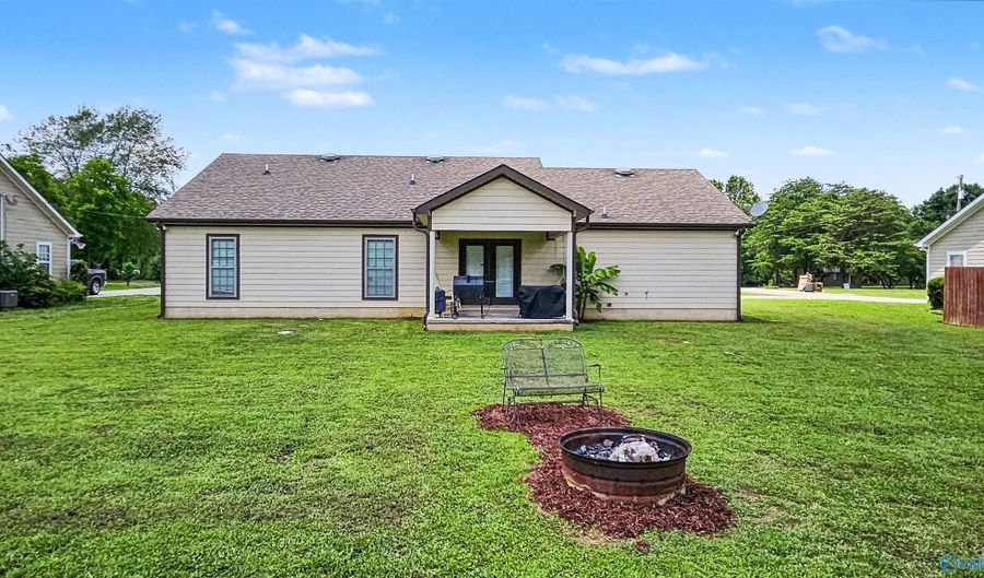 15530 Curtis Ln, Athens, AL 35611 - 3 Beds, 2 Bath