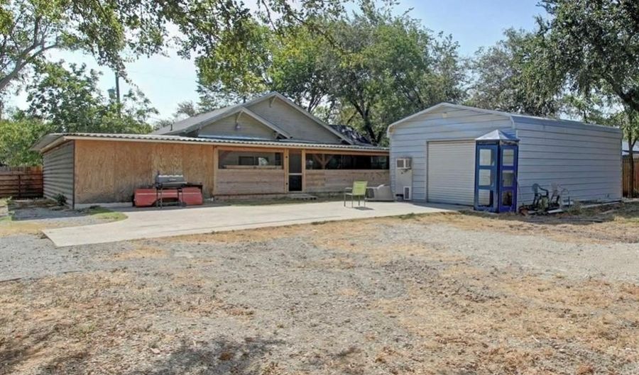 309 N Sparks St, Alvarado, TX 76009 - 2 Beds, 1 Bath