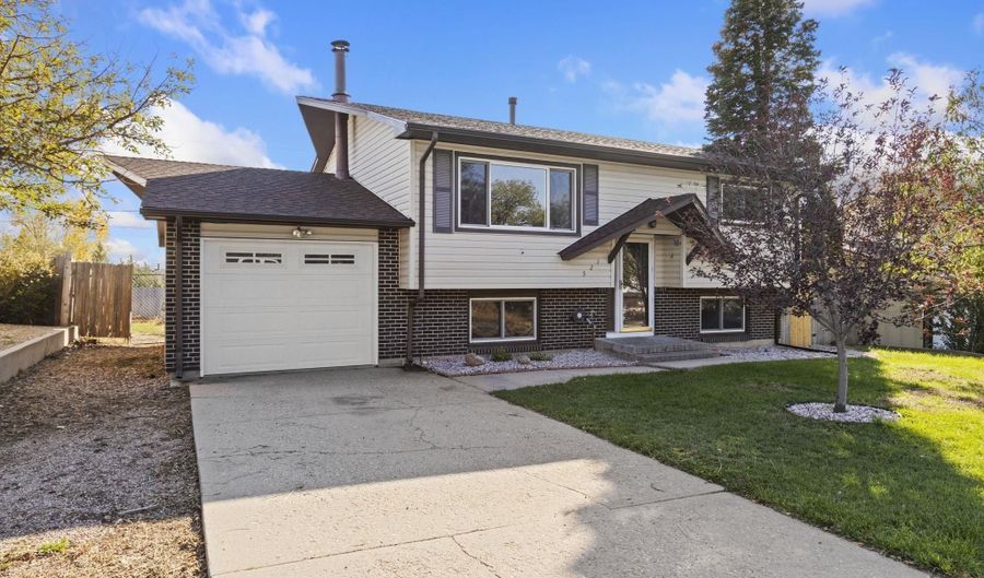 521 MONTCLAIR Dr, Cheyenne, WY 82009 - 3 Beds, 2 Bath