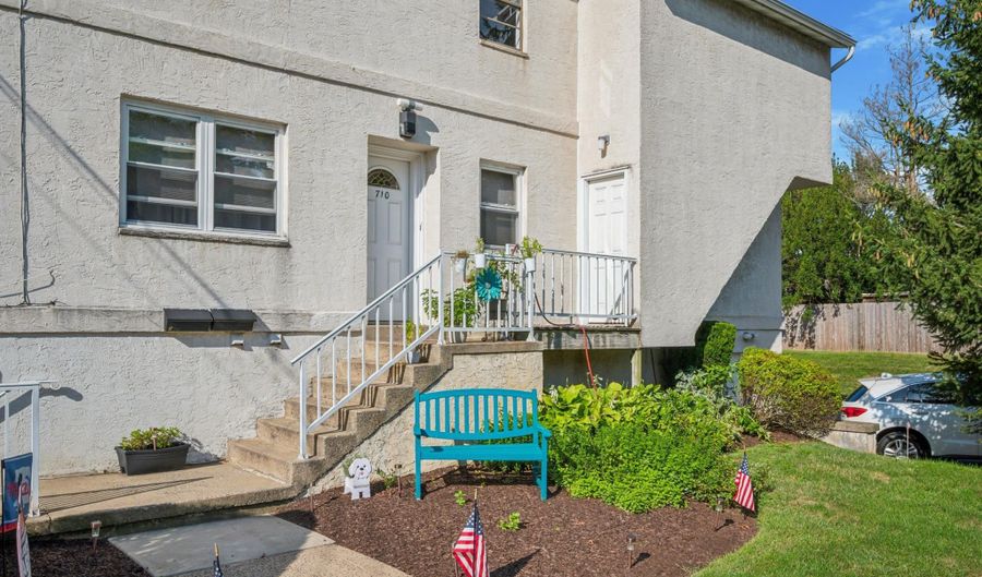 710 WILLOW St B, Lansdale, PA 19446 - 2 Beds, 2 Bath
