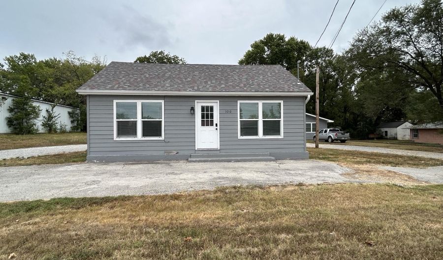 1010 N Jefferson St, Ava, MO 65608 - 0 Beds, 1 Bath