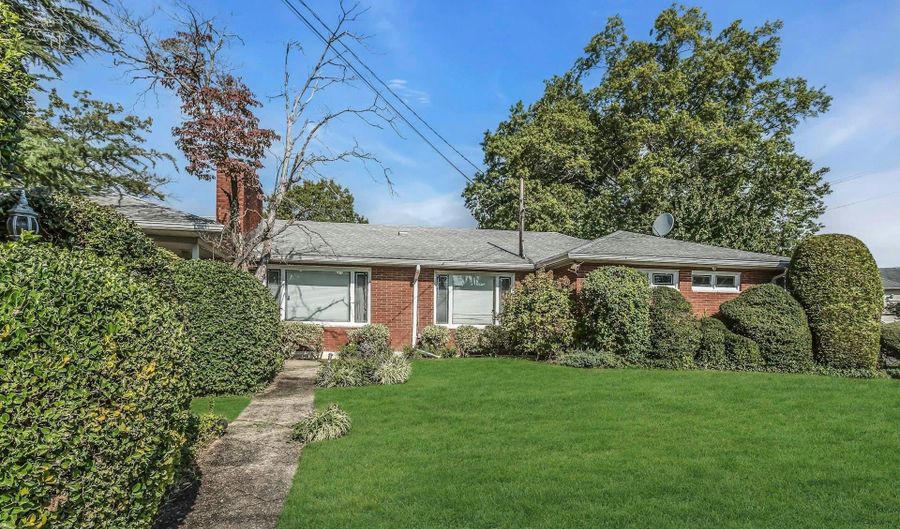 260 Oakridge Ln, Albertson, NY 11507 - 4 Beds, 3 Bath