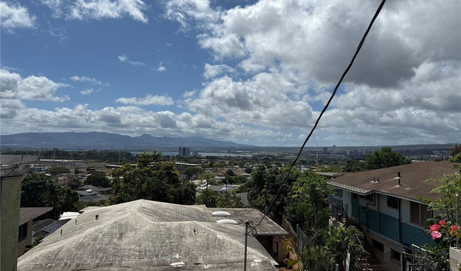 1358 Wanaka St, Honolulu, HI 96818 - 6 Beds, 3 Bath