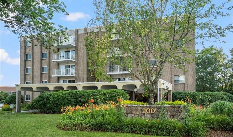 200 Hoffman Ave 402, Cranston, RI 02920 - 2 Beds, 2 Bath