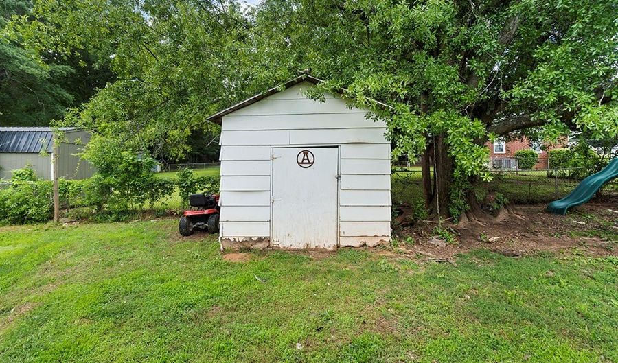 107 McGowan Ave, Abbeville, SC 29620 - 2 Beds, 1 Bath