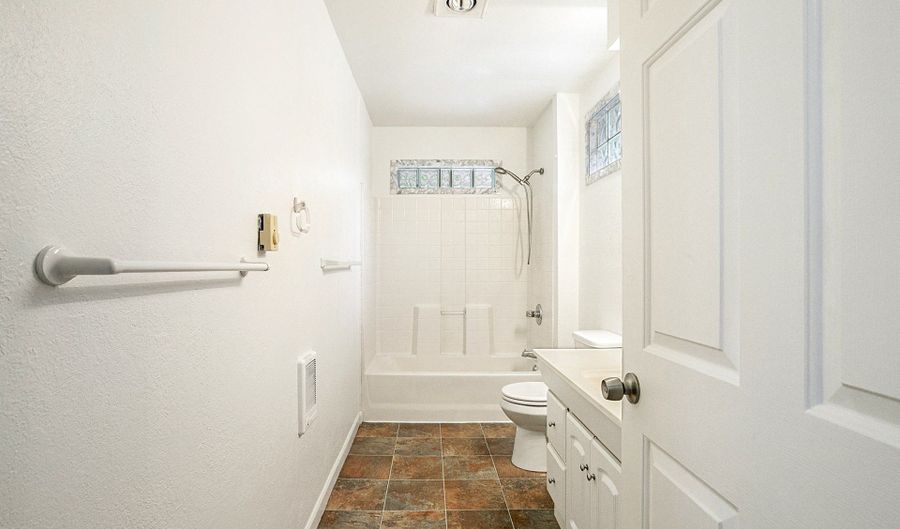 625 W M St, Springfield, OR 97477 - 2 Beds, 1 Bath