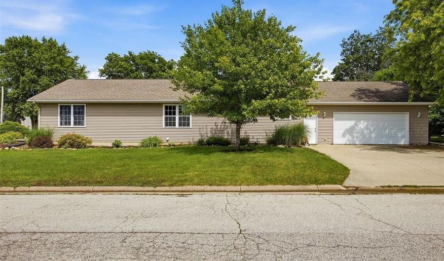 1103 E 1st St, Anamosa, IA 52205 - 3 Beds, 3 Bath