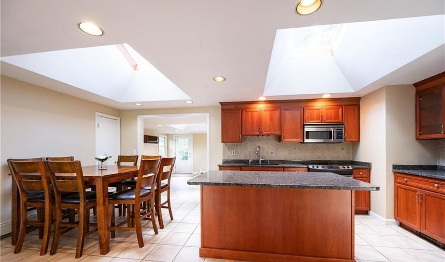 122 Belvedere Dr, Cranston, RI 02920 - 3 Beds, 2 Bath