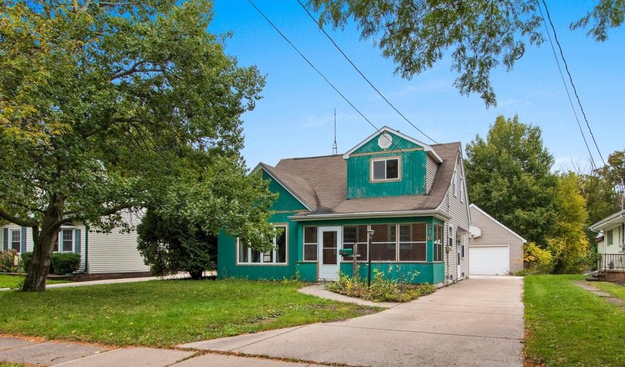 216 W SEYMOUR St, Appleton, WI 54915 - 4 Beds, 2 Bath