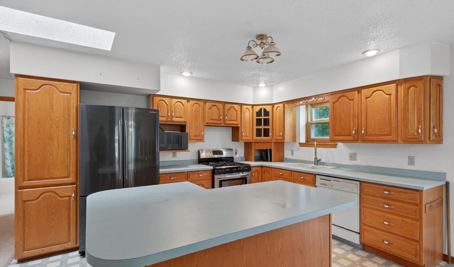 8210 GROVE Ave, Wisconsin Rapids, WI 54494 - 4 Beds, 3 Bath