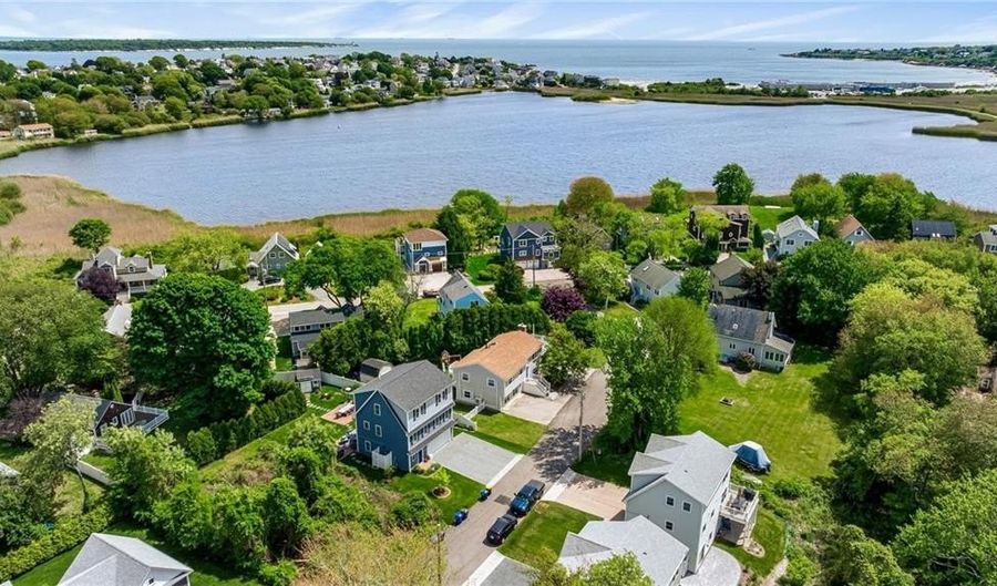 60 Brooklyn Rd, Narragansett, RI 02882 - 4 Beds, 2 Bath