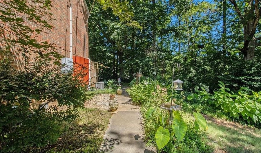 2367 Henderson Mill Rd NE 8, Atlanta, GA 30345 - 2 Beds, 3 Bath