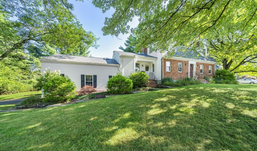 16 Iron Gate Ln, Cromwell, CT 06416 - 3 Beds, 3 Bath