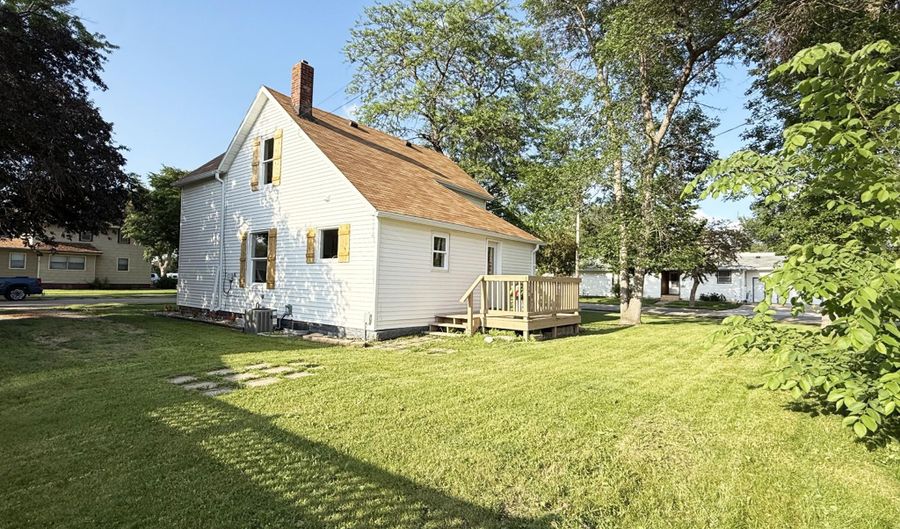 301 SW 8th Ave, Aberdeen, SD 57401 - 4 Beds, 2 Bath