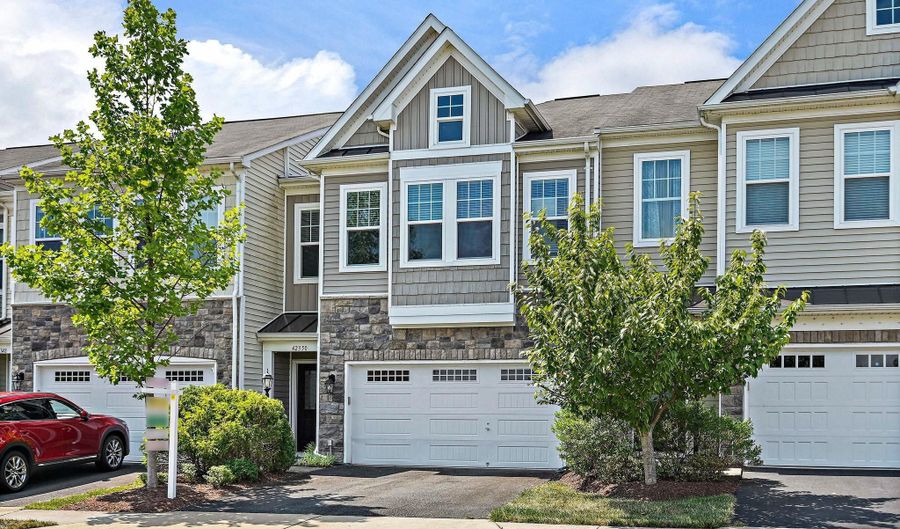 42350 BENFOLD Sq, Brambleton, VA 20148 - 3 Beds, 3 Bath