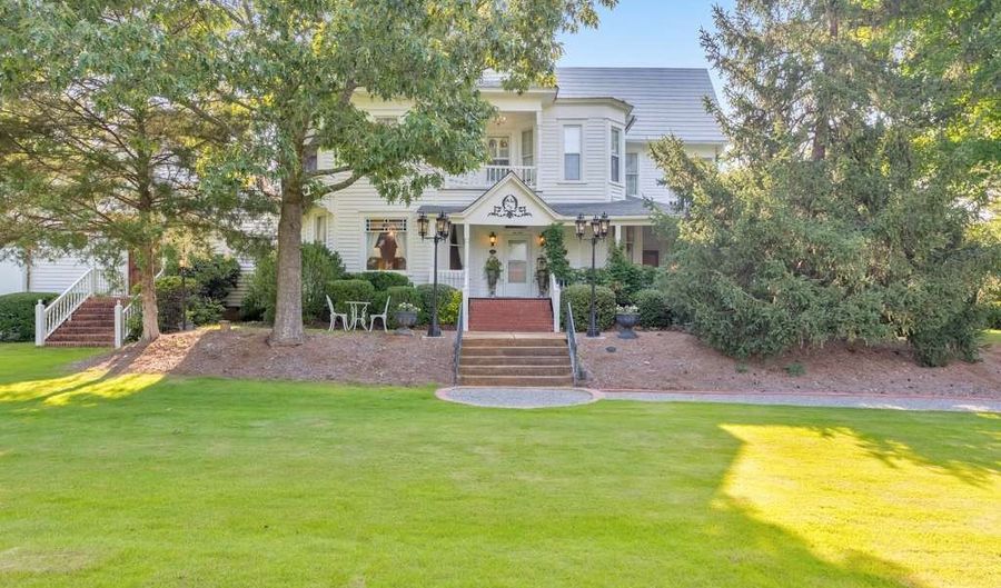 115 S Main, Adairsville, GA 30103 - 6 Beds, 8 Bath