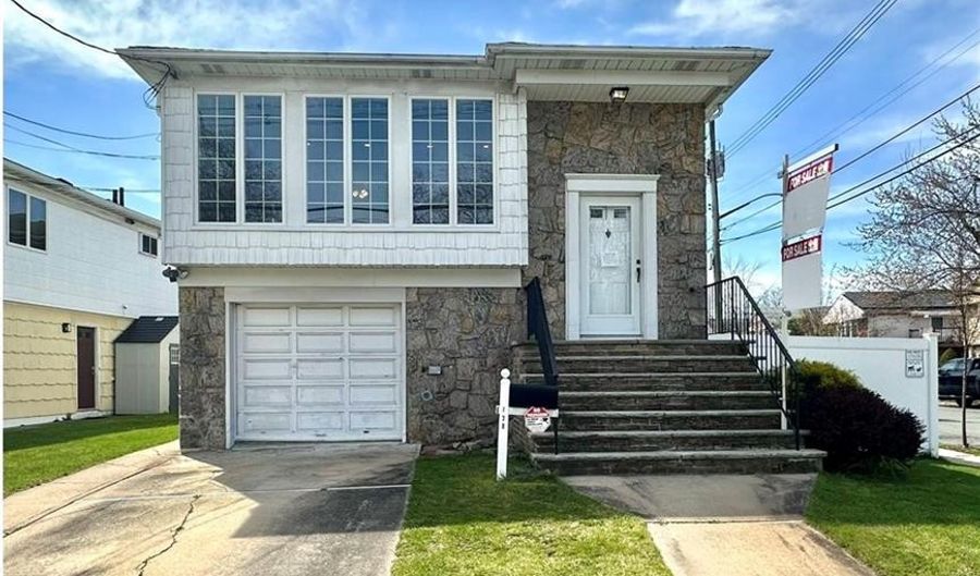 128 Queen St, Staten Island, NY 10314 - 5 Beds, 3 Bath