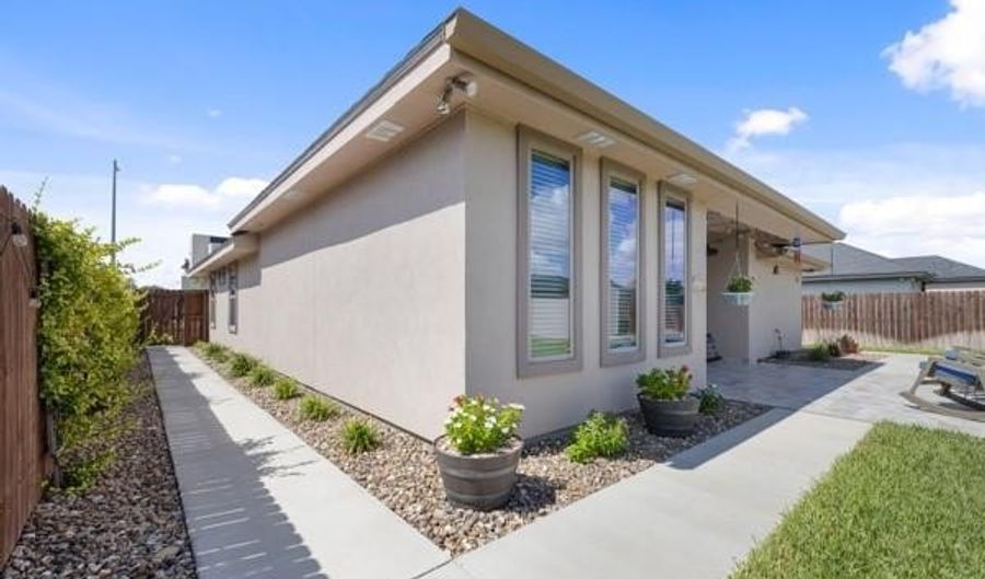 516 Hunter Dr, Alamo, TX 78516 - 3 Beds, 2 Bath