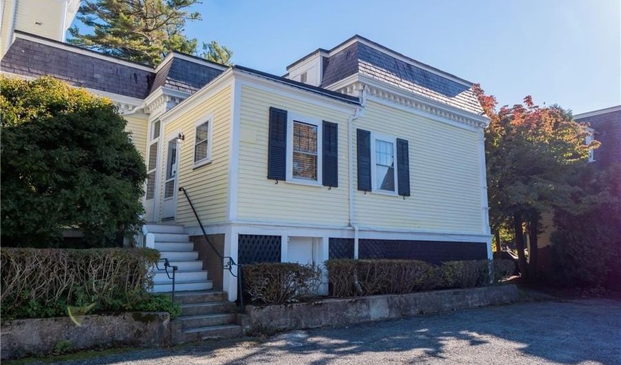 45 Ayrault St 5, Newport, RI 02840 - 2 Beds, 1 Bath
