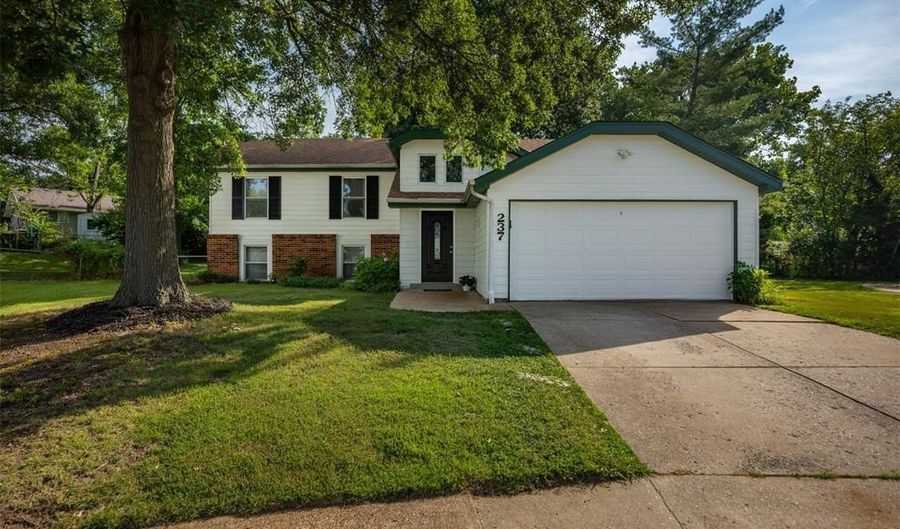 237 Valleyoak Ct, Ballwin, MO 63021 - 4 Beds, 3 Bath