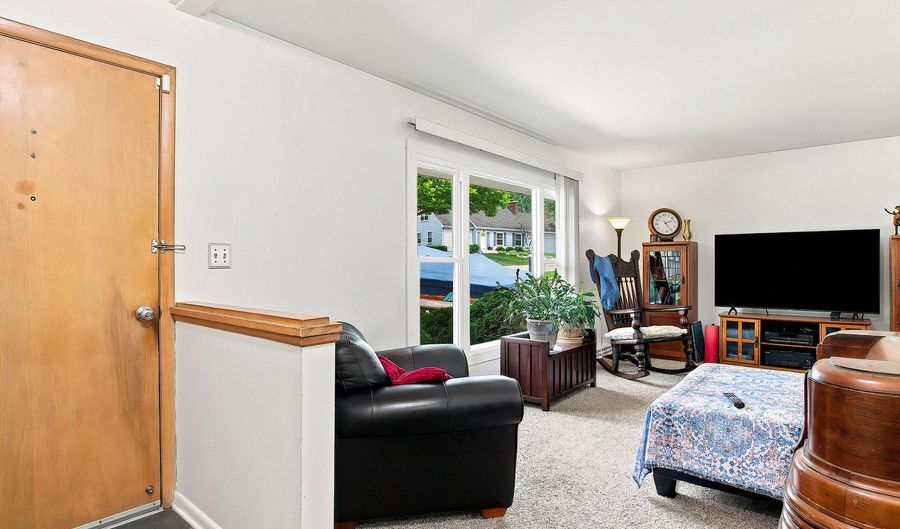 303 RIDGE St, Algonquin, IL 60102 - 3 Beds, 2 Bath