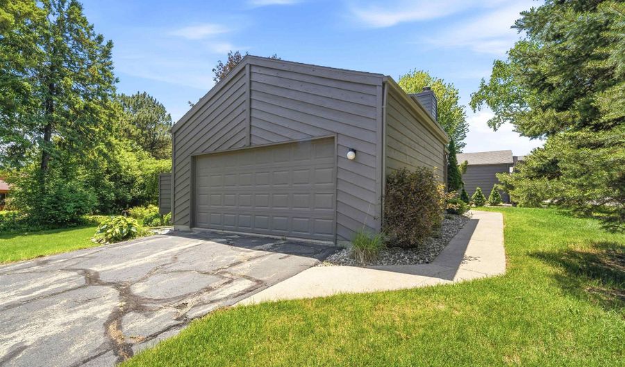 847 E WINDFIELD Pl, Appleton, WI 54911 - 2 Beds, 3 Bath