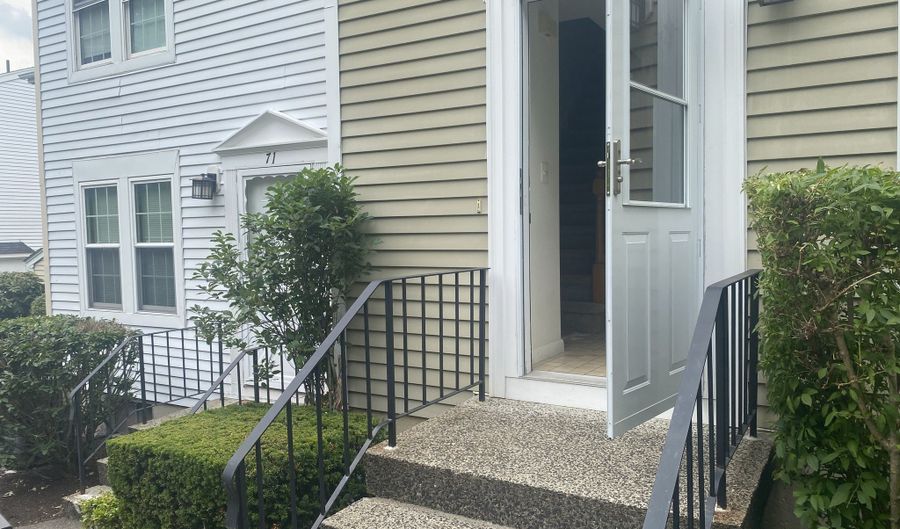 97-99 Park Ave 72, Danbury, CT 06810 - 2 Beds, 2 Bath