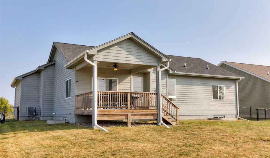 916 35th St SW, Altoona, IA 50009 - 5 Beds, 3 Bath