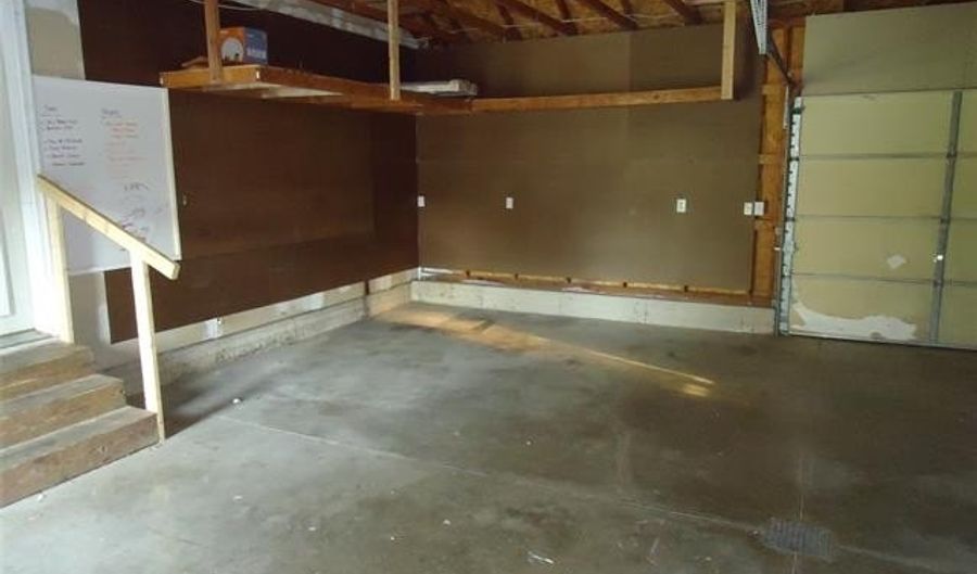 2933 Ashley Dr, Adrian, MI 49221 - 5 Beds, 3 Bath