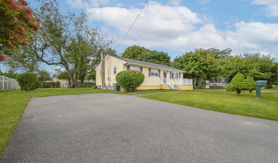 52 Cedar Rd, Amityville, NY 11701 - 3 Beds, 2 Bath