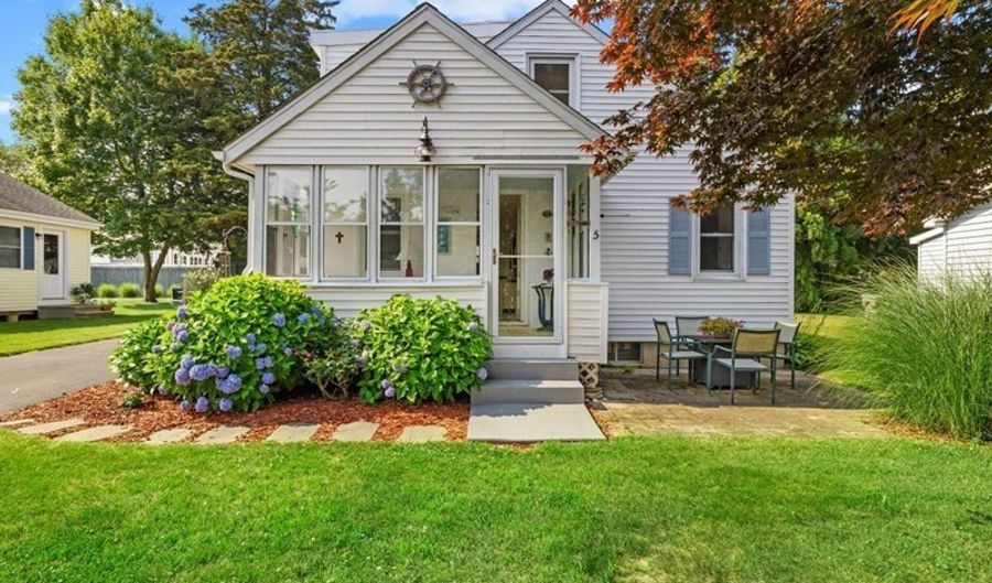 5 Hammock Pkwy, Clinton, CT 06413 - 3 Beds, 2 Bath