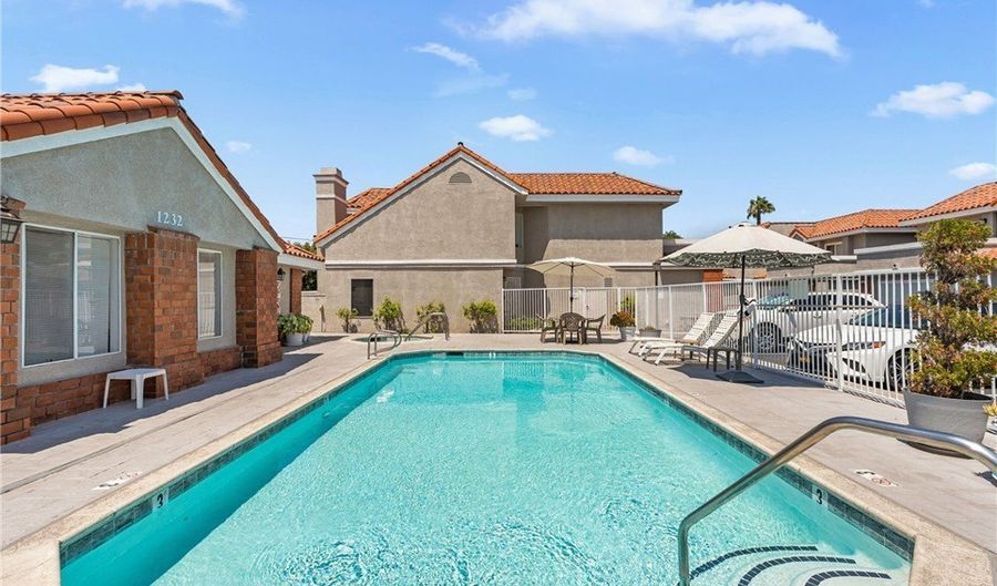 1226 S Western Ave 105, Anaheim, CA 92804 - 3 Beds, 3 Bath