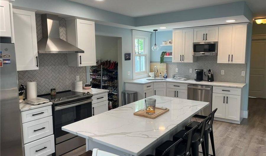 35 Elm St B, Newport, RI 02840 - 2 Beds, 1 Bath