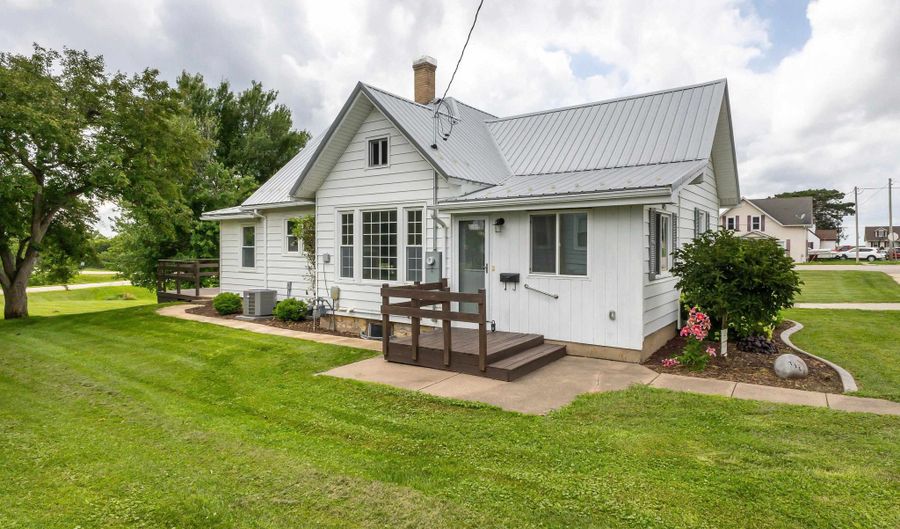 105 W Benton, Andrew, IA 52030 - 3 Beds, 1 Bath