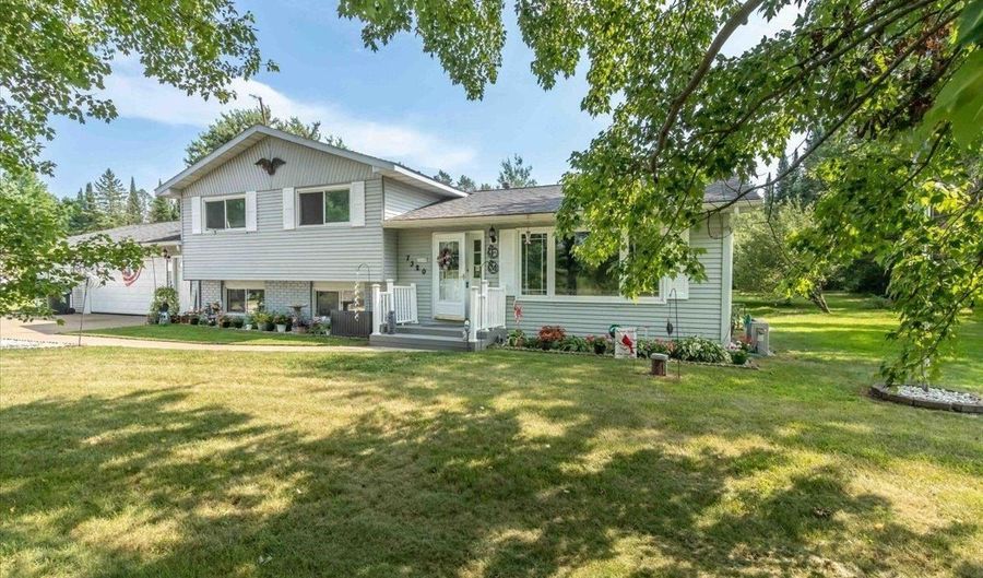 7320 DEER Rd, Wisconsin Rapids, WI 54494 - 3 Beds, 2 Bath